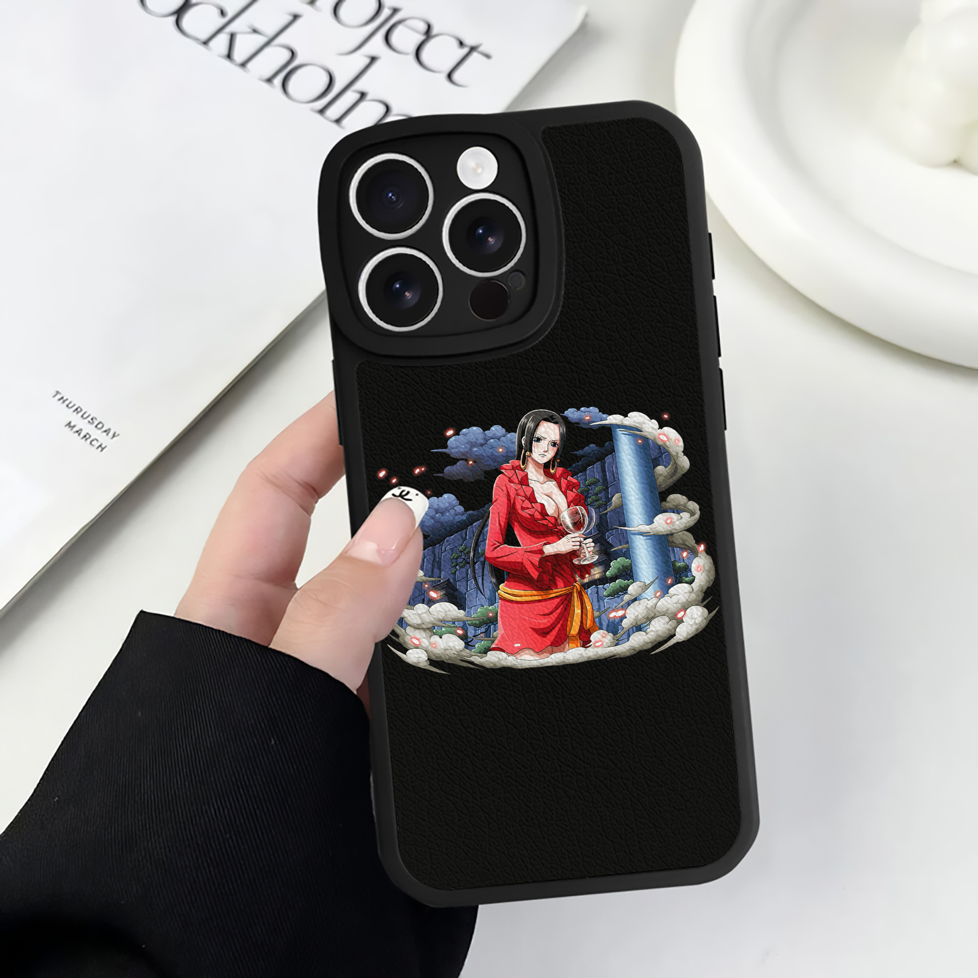 （画像用） ワンピース ボア・ハンコック ONE PIECE Boa·Hancock 【iPhone 16シリーズ対応】シリコンスマホケース（レザー調） 材質：シリコン